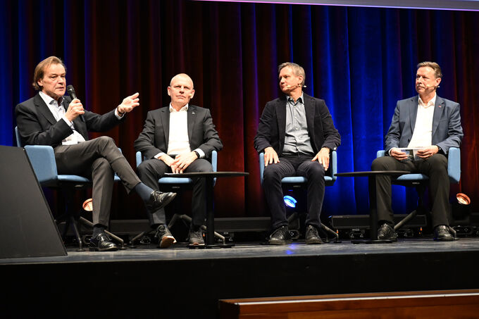 Technical discussion on stage at the Fenster-Türen-Treff 2026.