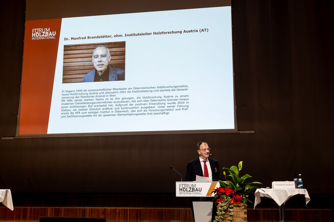 Erich Wiesner delivers the laudatory speech for Manfred Brandstätter.