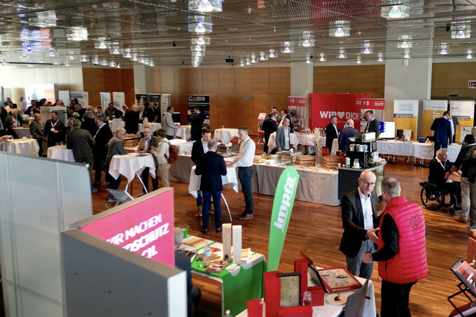 Exhibition with many participants speaking at the Fenster-Türen Treff 2026.