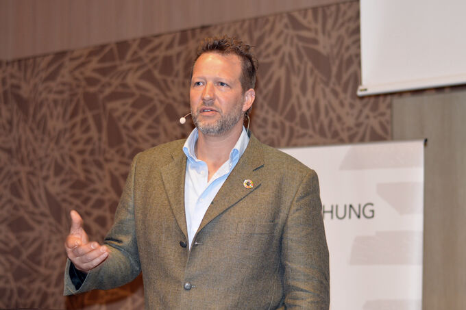 Peter Kneidinger on stage at the Kreislaufforum Holz 2025.