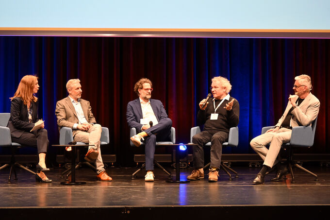 Podium discussion on stage at the Fenster-Türen-Treff 2026.