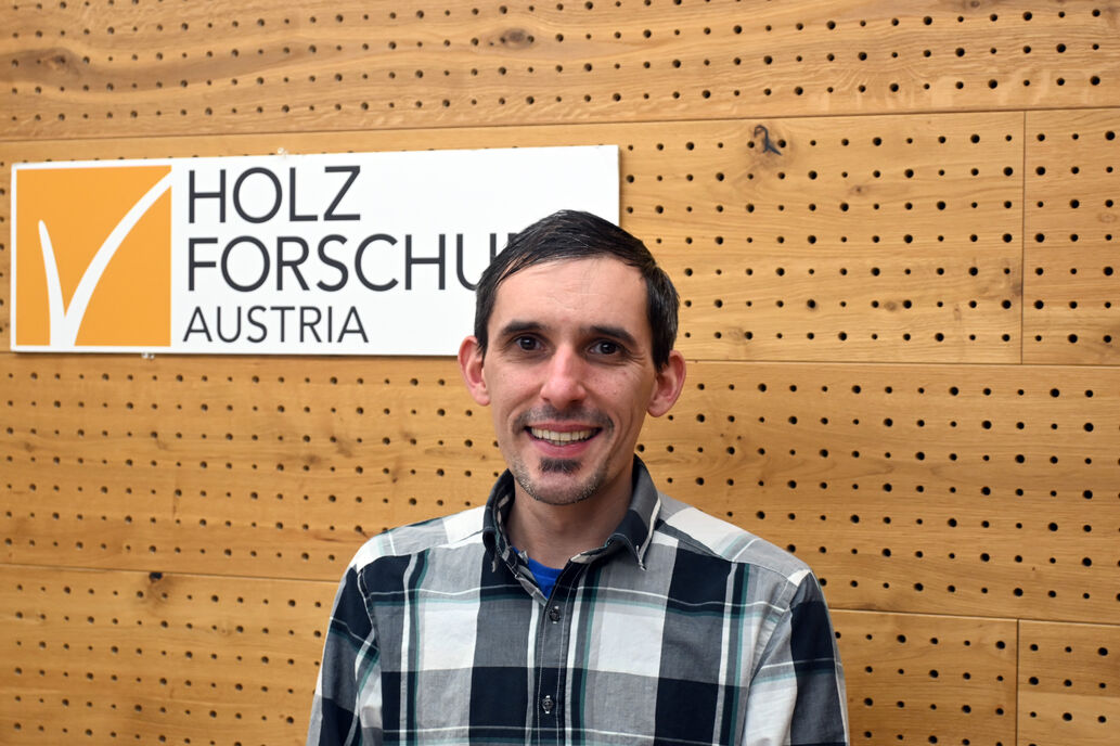 Georg Steiner in the online studio of Holzforschung Austria.