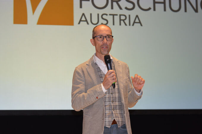 Neurobiologist Bernd Hufnagel gives a lecture at the Holz_Haus_Tage.