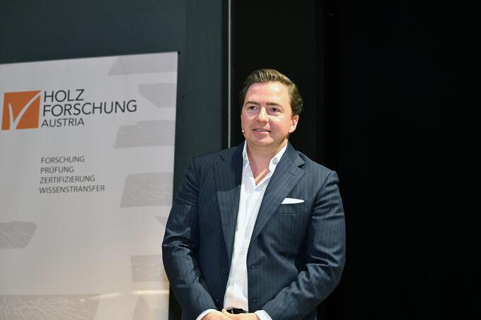 Filip Rosa auf der Bühne der Holz_Haus_Tage 2026.