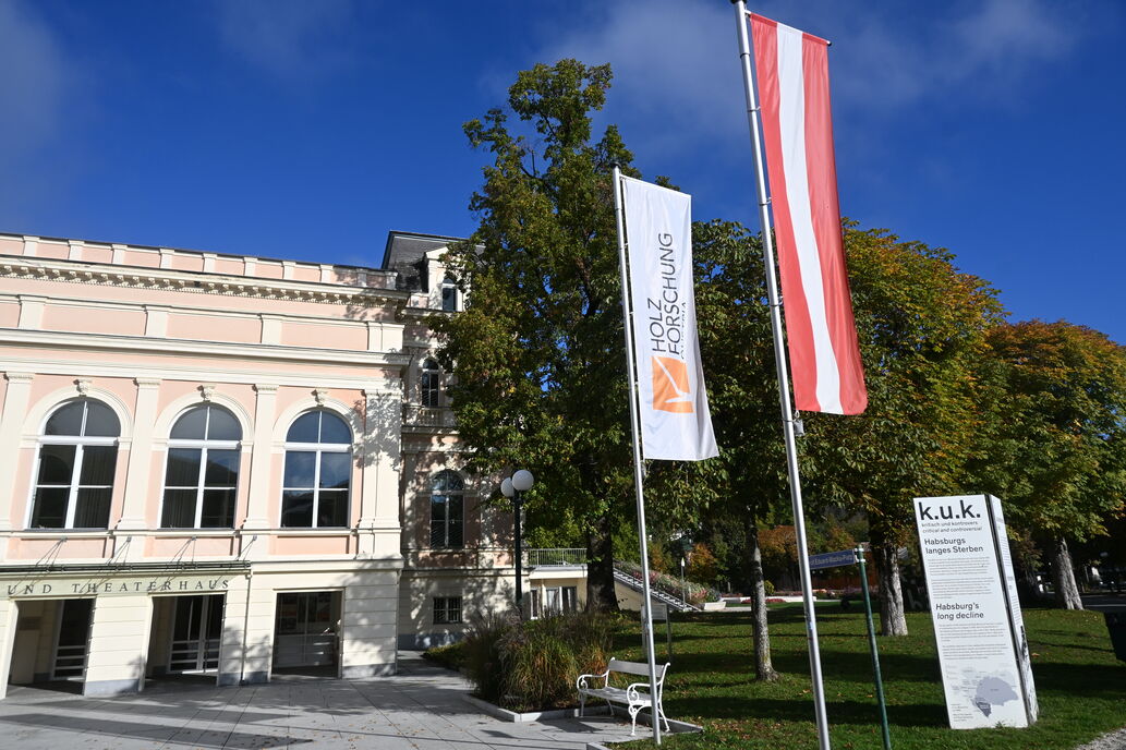 Theater & Kongress Haus Bad Ischl mit Fahne der Holzforschung Austria.