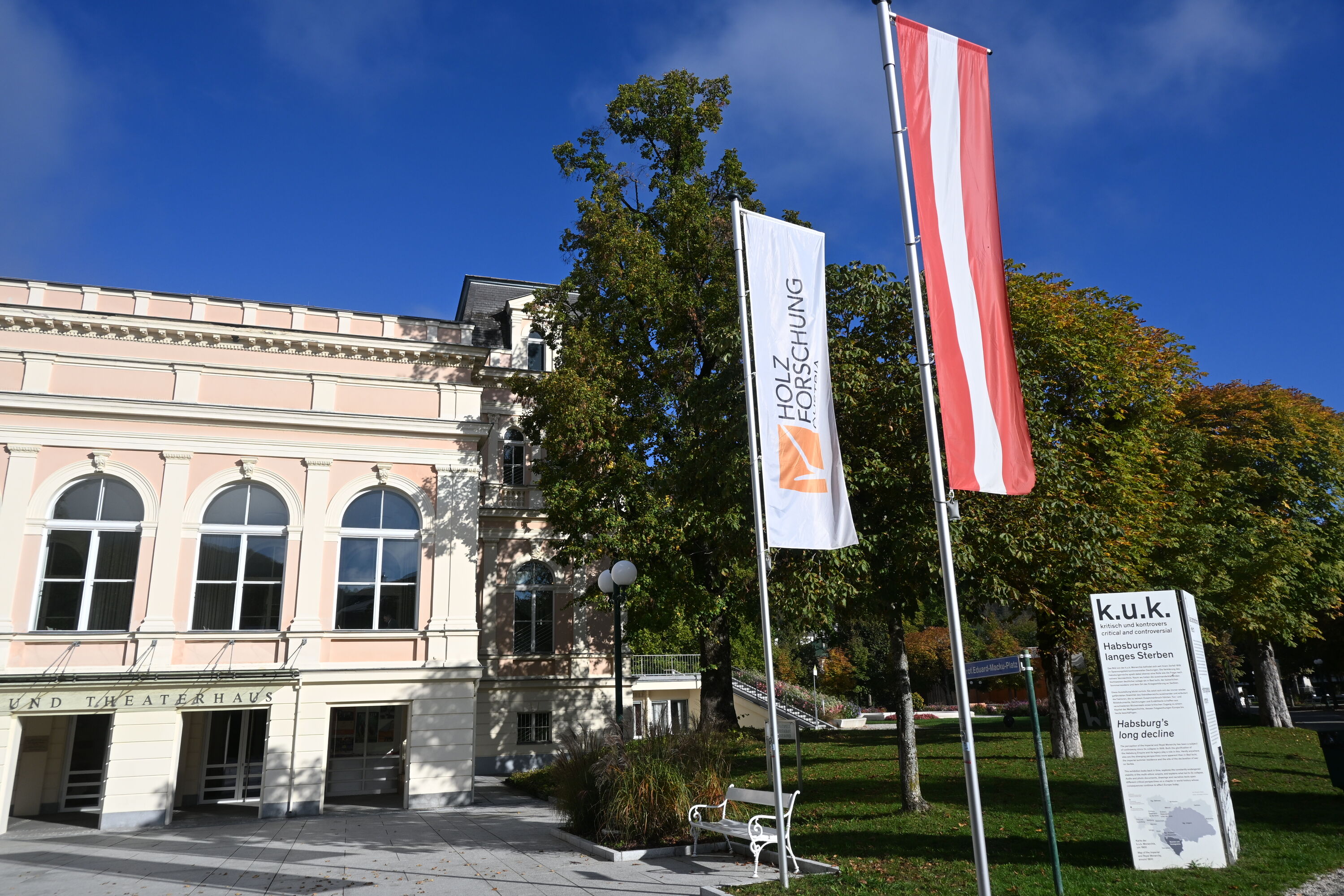 Theater & Kongress Haus Bad Ischl mit Fahne der Holzforschung Austria.